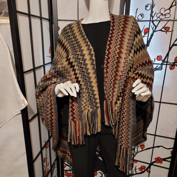 WOVEN HEART LADIES SHAWL WRAP WITH TASSELED SHAG/SIZE SMALL MEDIUM - Picture 1 of 14